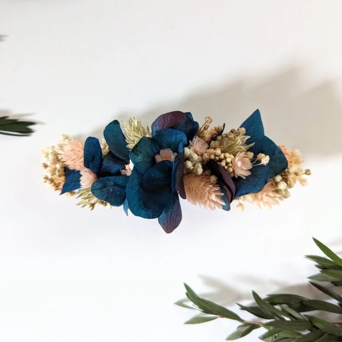 Barrette à cheveux fleurie pour coiffure de mariage en fleurs séchées & stabilisées bleues, Mona – Image 3