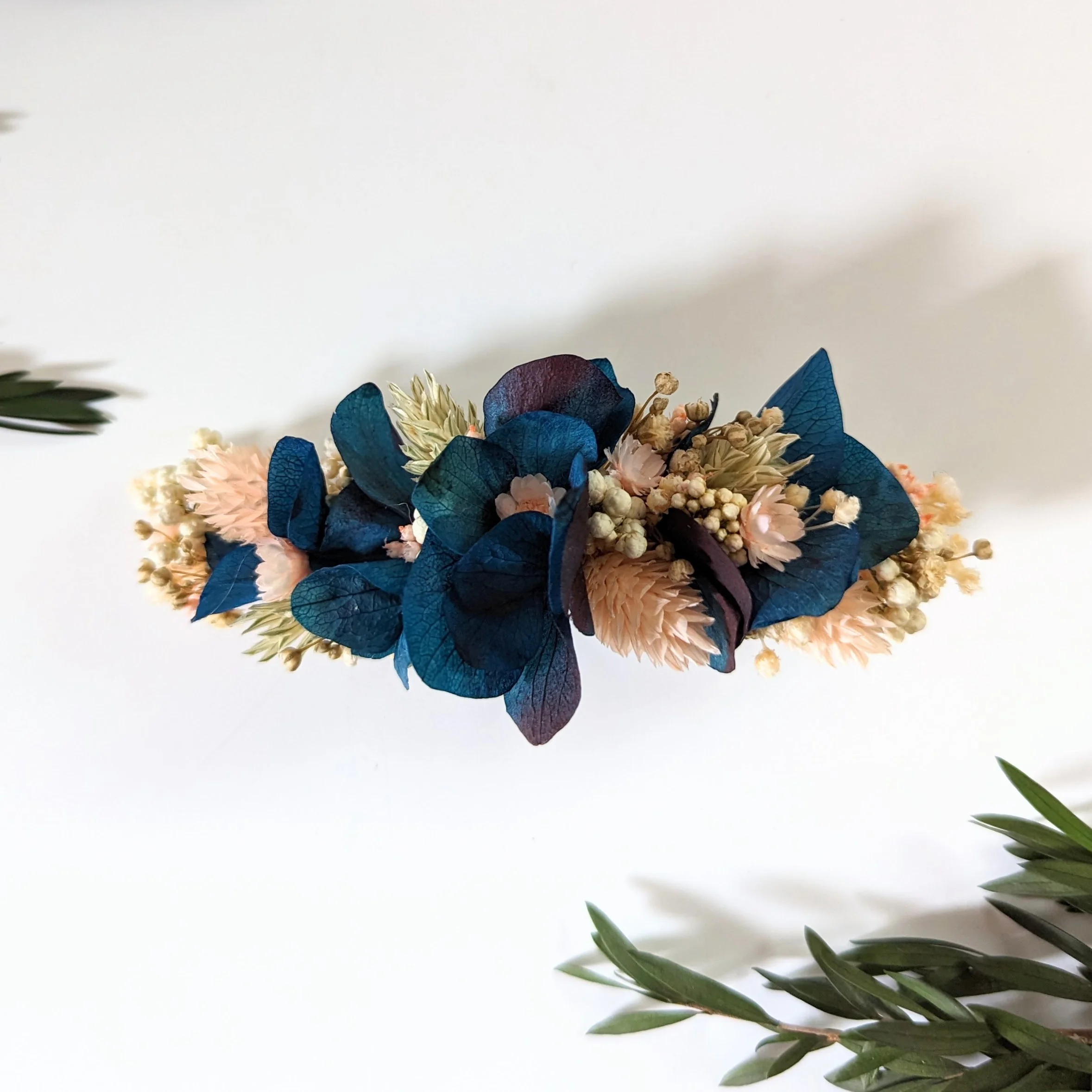 Barrette à cheveux fleurie pour coiffure de mariage en fleurs séchées & stabilisées bleues, Mona – Image 3