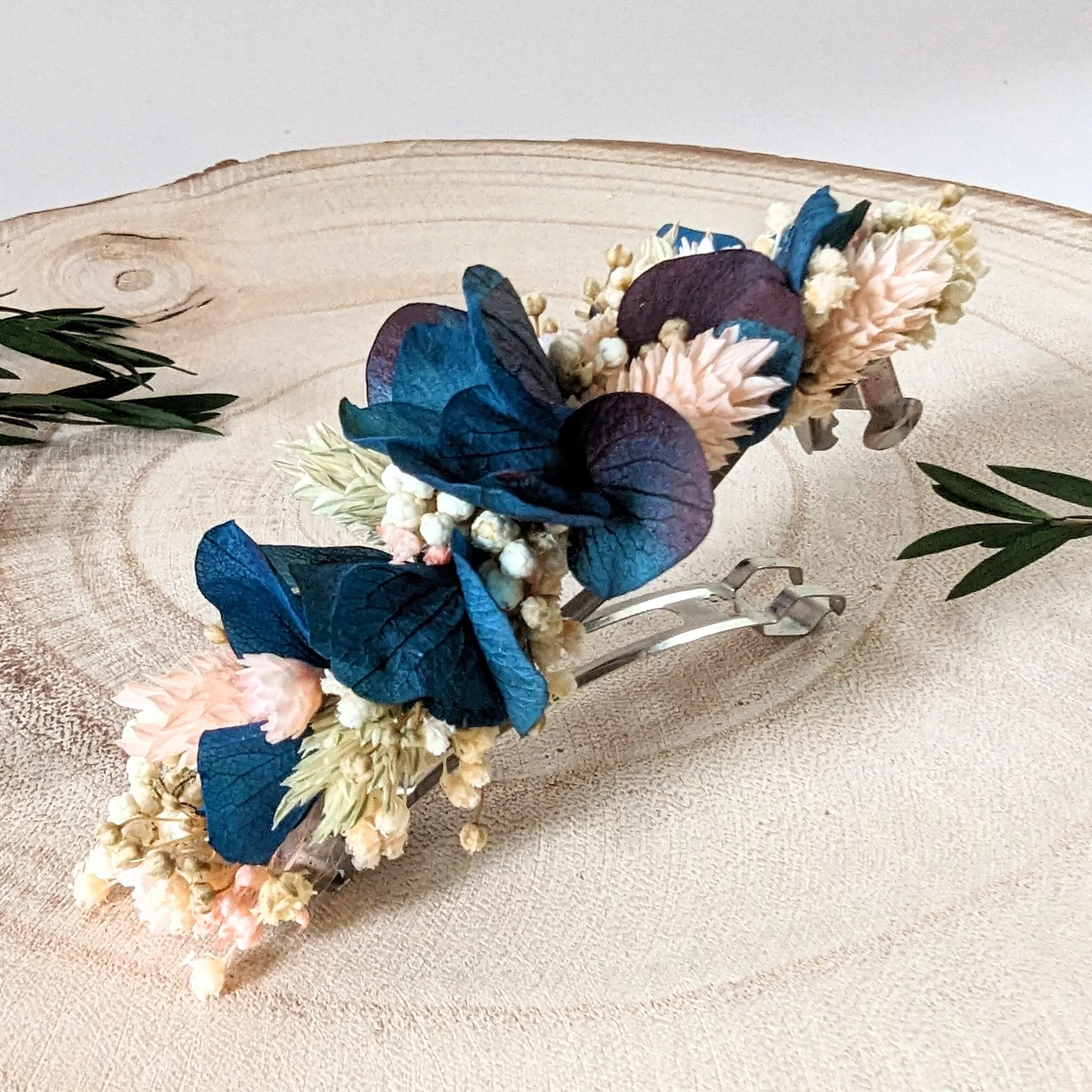 Barrette à cheveux fleurie pour coiffure de mariage en fleurs séchées & stabilisées bleues, Mona