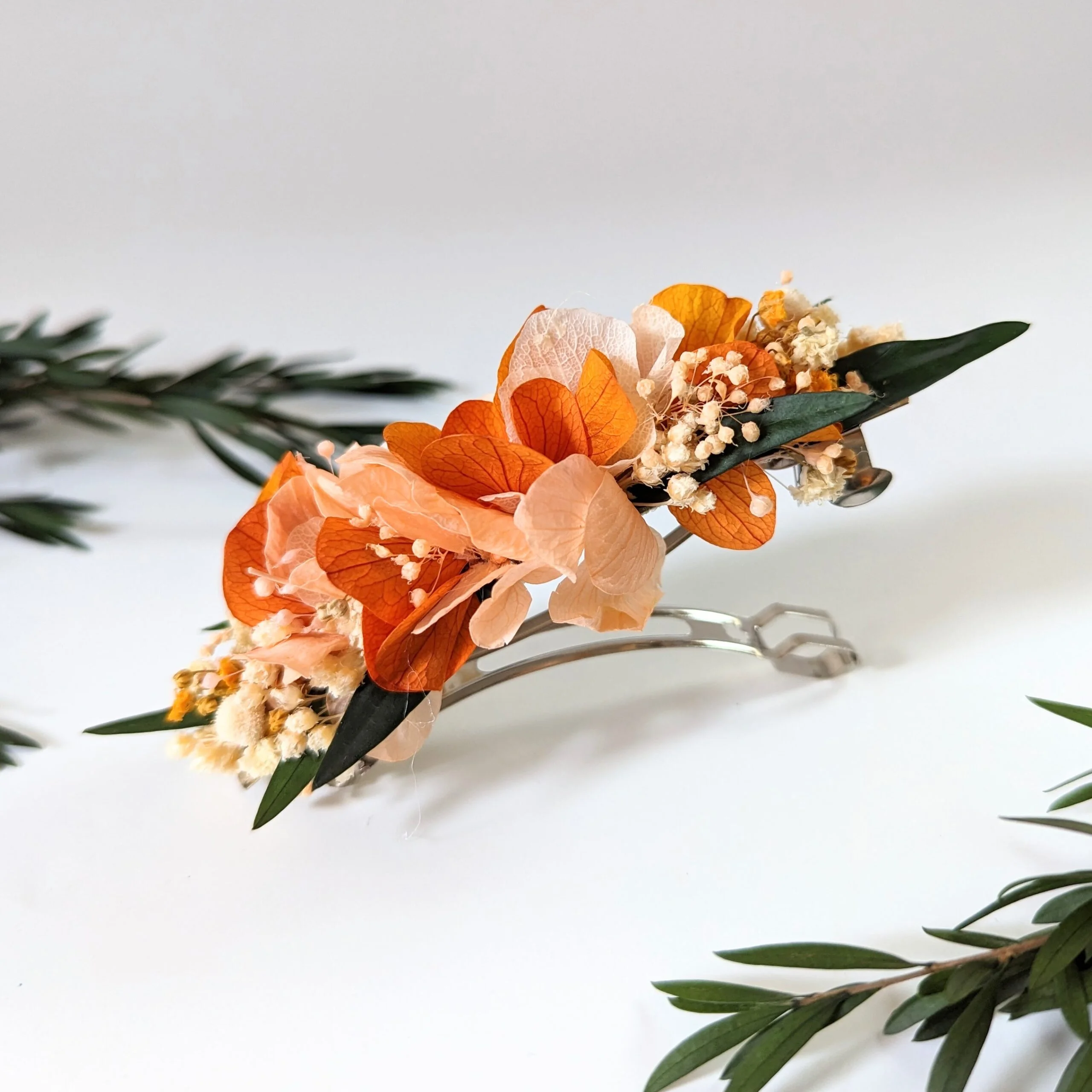 Barrette à cheveux fleurie pour coiffure de mariage en fleurs stabilisées orangées, Chloé – Image 4