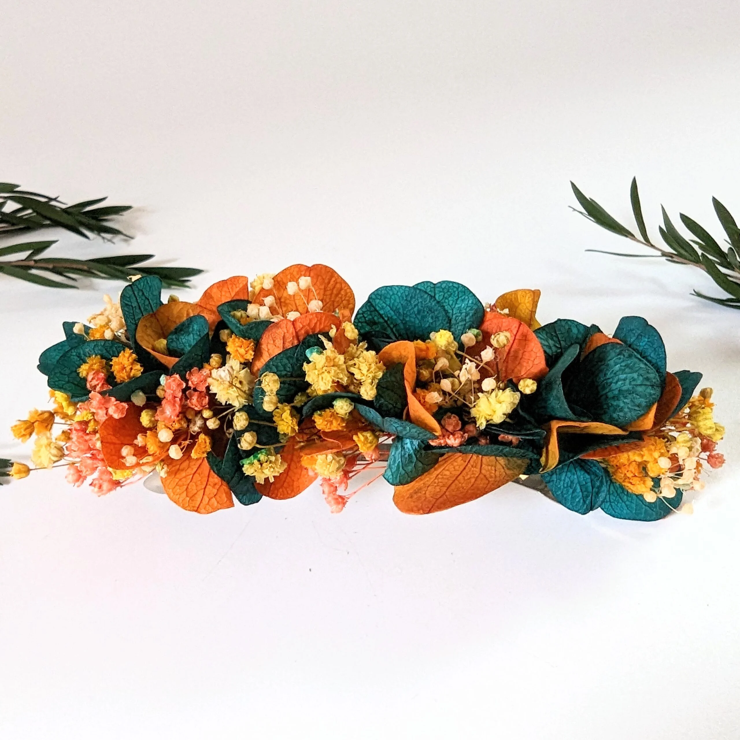 Barrette à cheveux fleurie pour coiffure de mariage en fleurs stabilisées oranges et bleues verts, Nila – Image 2