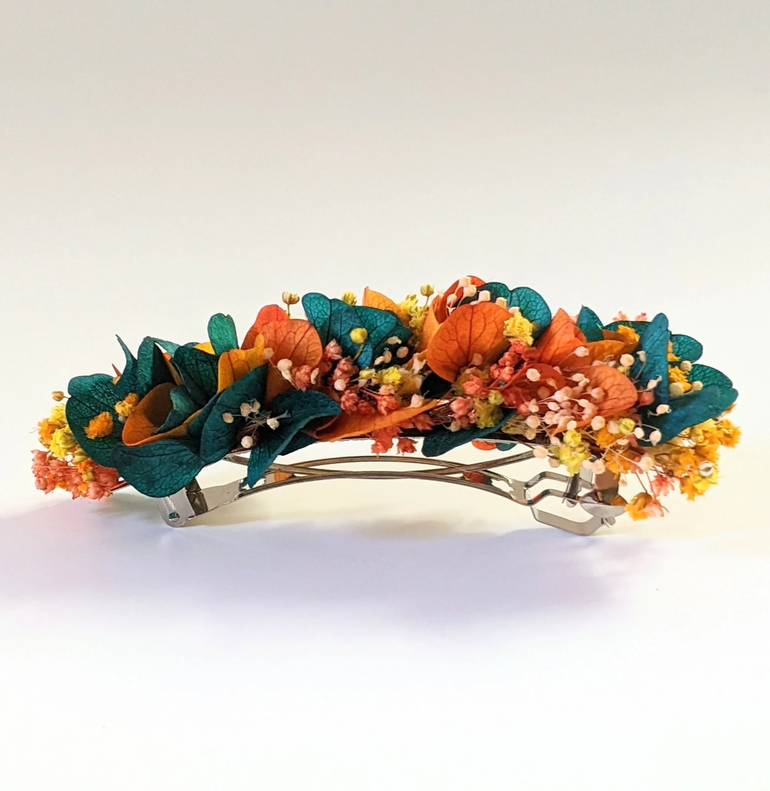 Barrette à cheveux fleurie pour coiffure de mariage en fleurs stabilisées oranges et bleues verts, Nila – Image 3