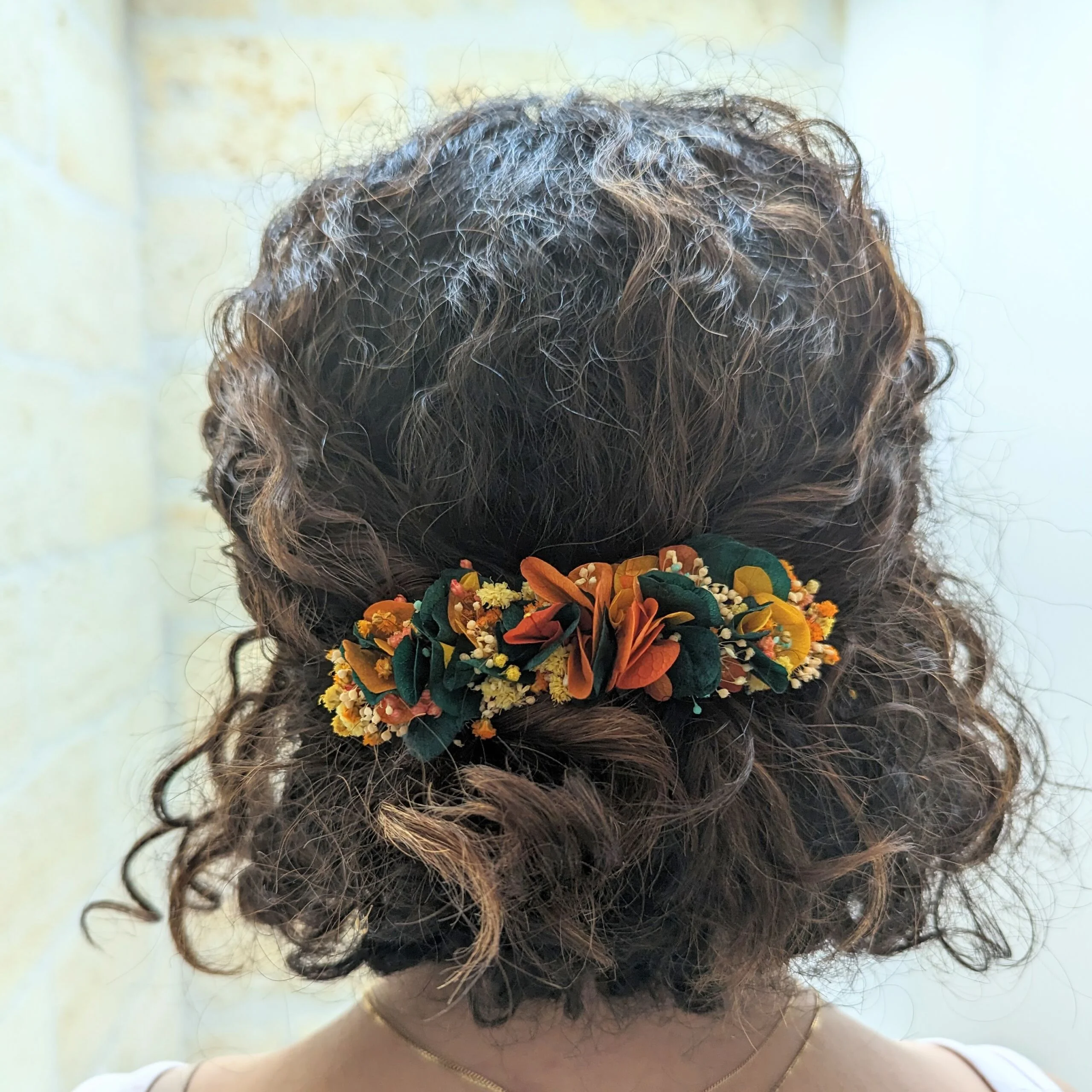 Barrette à cheveux fleurie pour coiffure de mariage en fleurs stabilisées oranges et bleues verts, Nila – Image 4