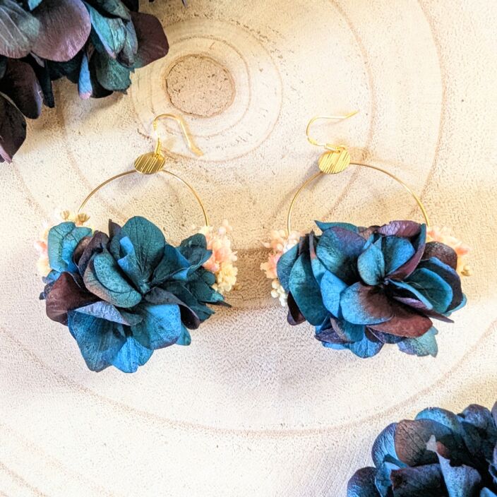 Boucles d’oreilles créoles en fleurs stabilisées bleues, Mona – Image 4
