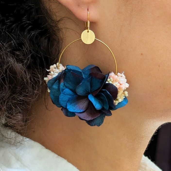 Boucles d’oreilles créoles en fleurs stabilisées bleues, Mona 2