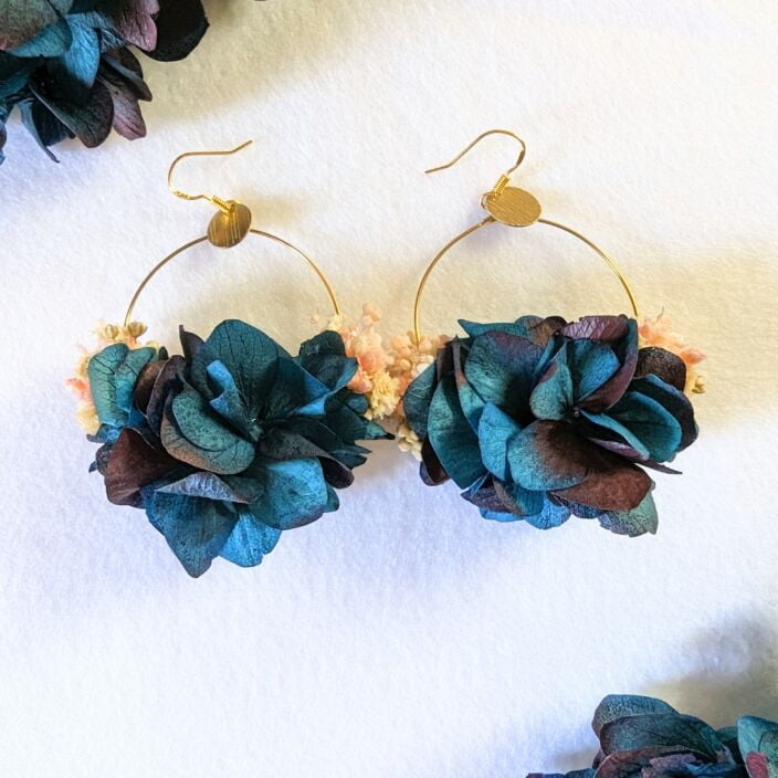 Boucles d’oreilles créoles en fleurs stabilisées bleues, Mona 3