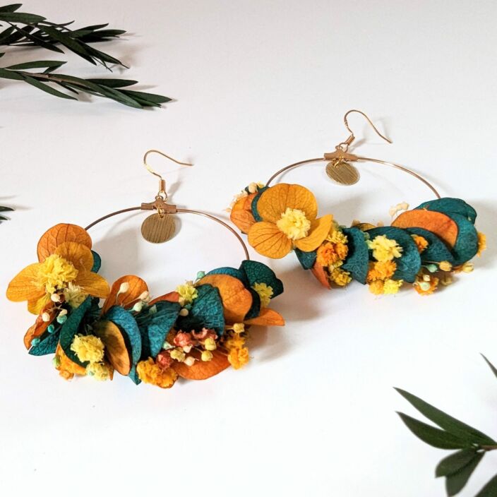 Boucles d’oreilles créoles en fleurs stabilisées oranges et bleues, Nila