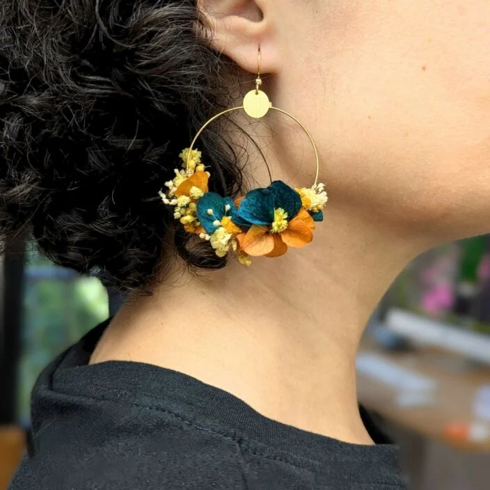 Boucles d’oreilles créoles en fleurs stabilisées oranges et bleues, Nila – Image 2