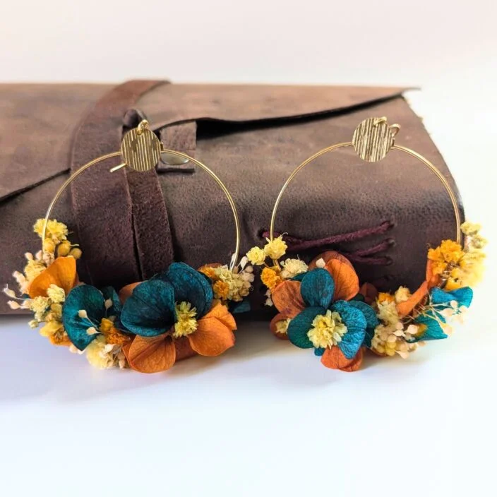 Boucles d’oreilles créoles en fleurs stabilisées oranges et bleues, Nila – Image 3