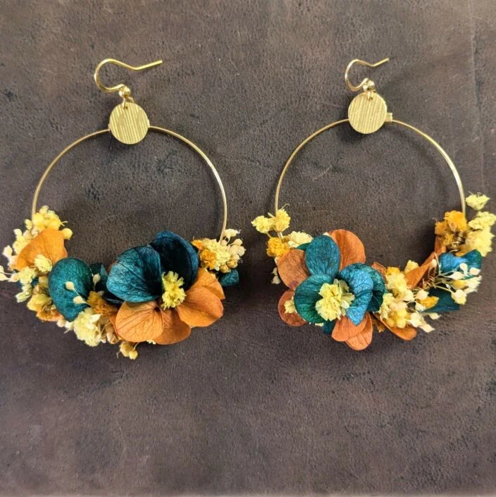 Boucles d’oreilles créoles en fleurs stabilisées oranges et bleues, Nila – Image 4
