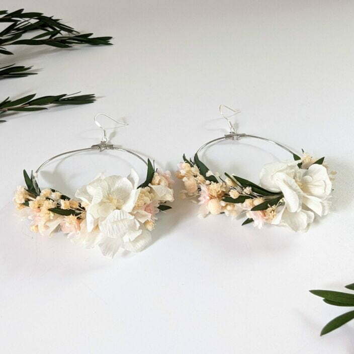 Boucles d’oreilles créoles en fleurs stabilisées blanches & roses, Rafaela – Image 2