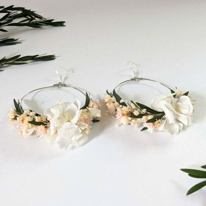 Boucles d’oreilles créoles en fleurs stabilisées blanches & roses, Rafaela 2