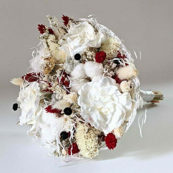 Bouquet de mariée avec gardénia et fleurs de coton dans les tons rouges et blancs, Axelle