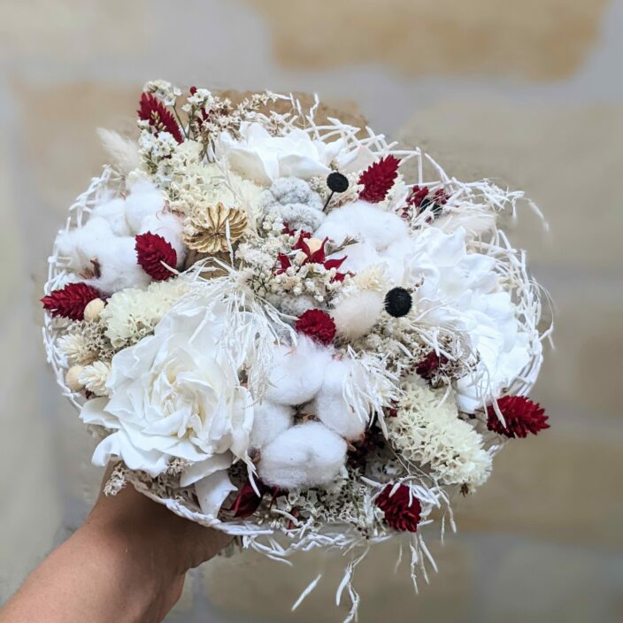 Bouquet de mariée avec gardénia et fleurs de coton dans les tons rouges et blancs, Axelle – Image 2