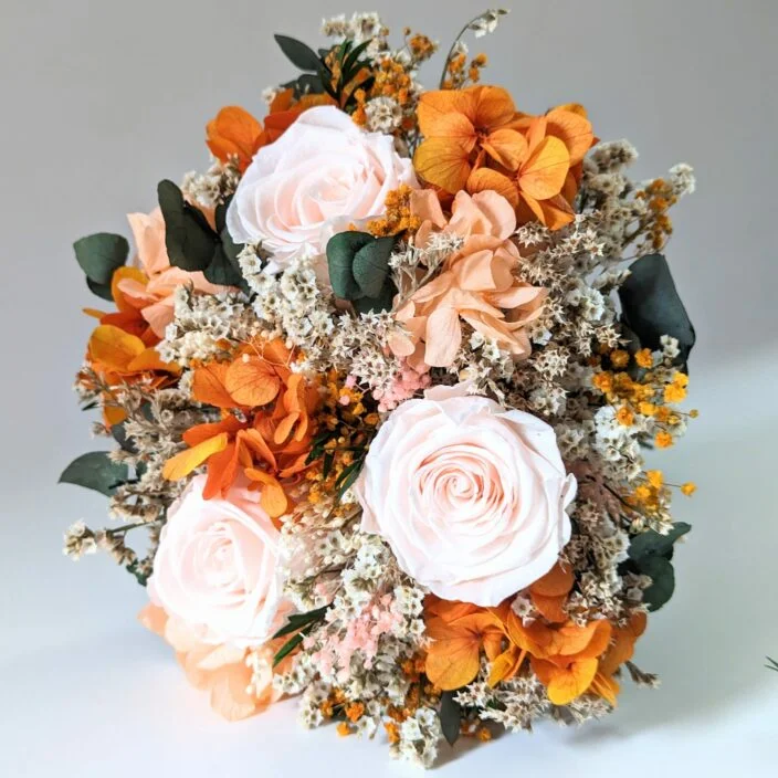 Bouquet de mariée avec des roses éternelles et hortensias stabilisés, Chloé – Image 3