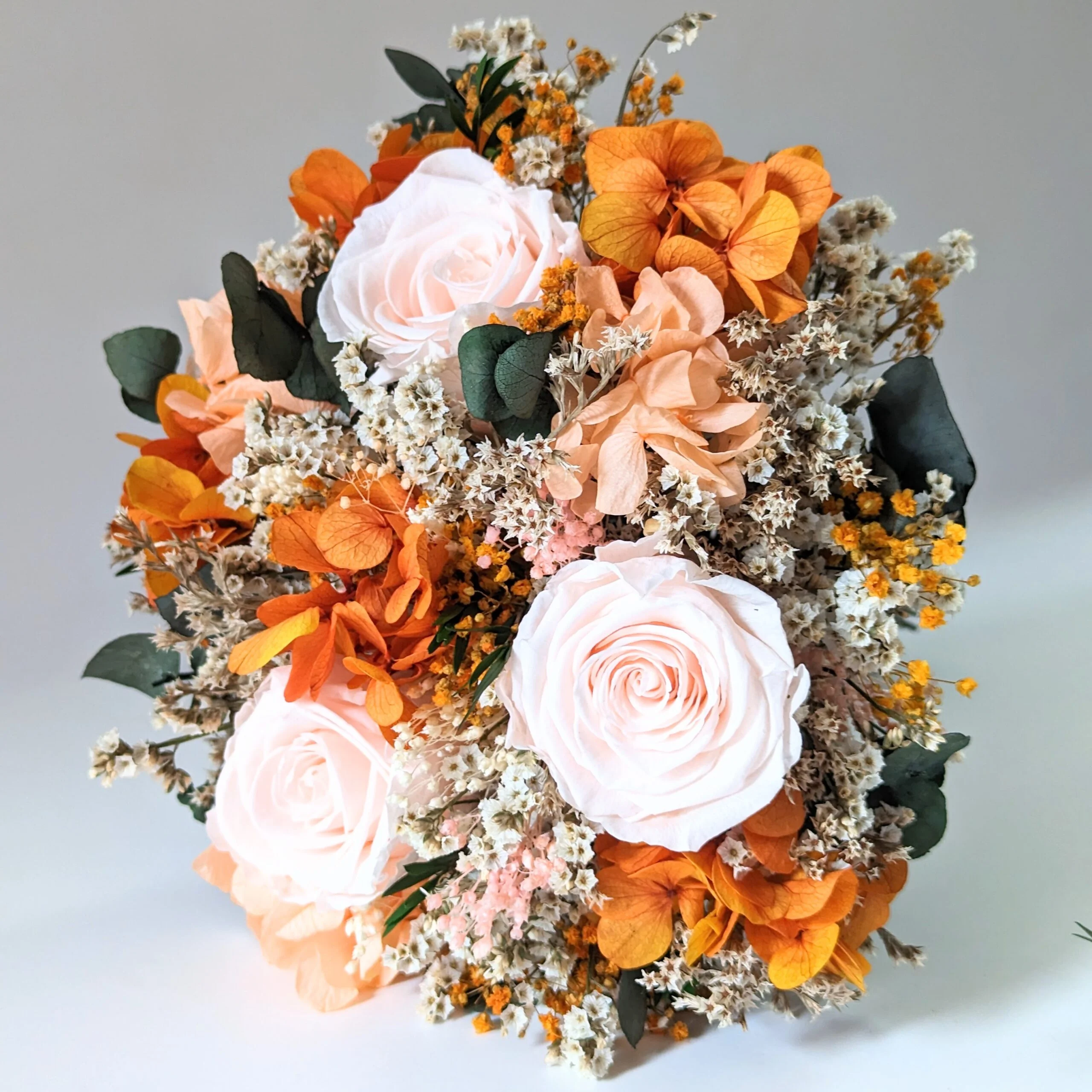 Bouquet de mariée avec des roses éternelles et hortensias stabilisés, Chloé – Image 3