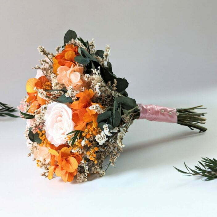 Bouquet de mariée avec des roses éternelles et hortensias stabilisés, Chloé 2