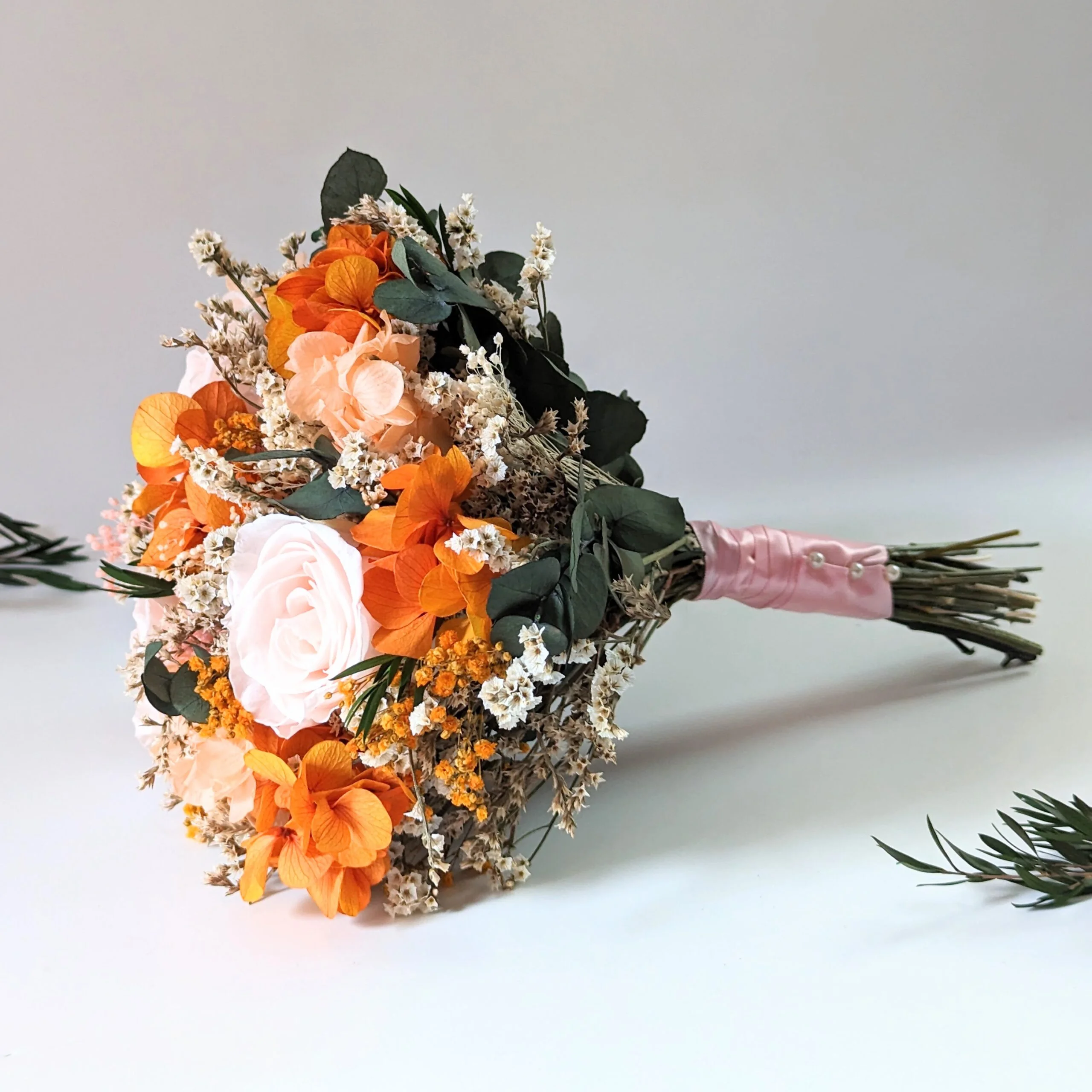 Bouquet de mariée avec des roses éternelles et hortensias stabilisés, Chloé – Image 2