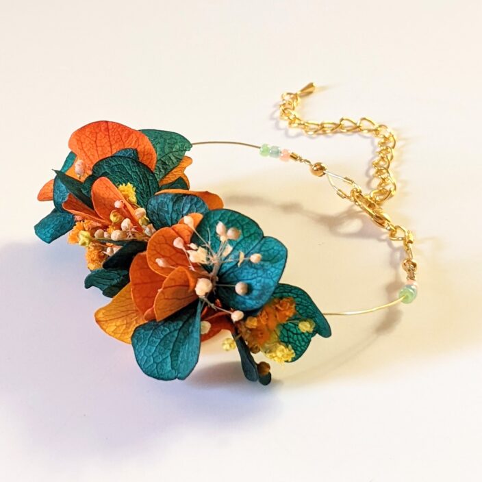 Bracelet artisanal en fleurs stabilisées oranges et bleues, Nila 3