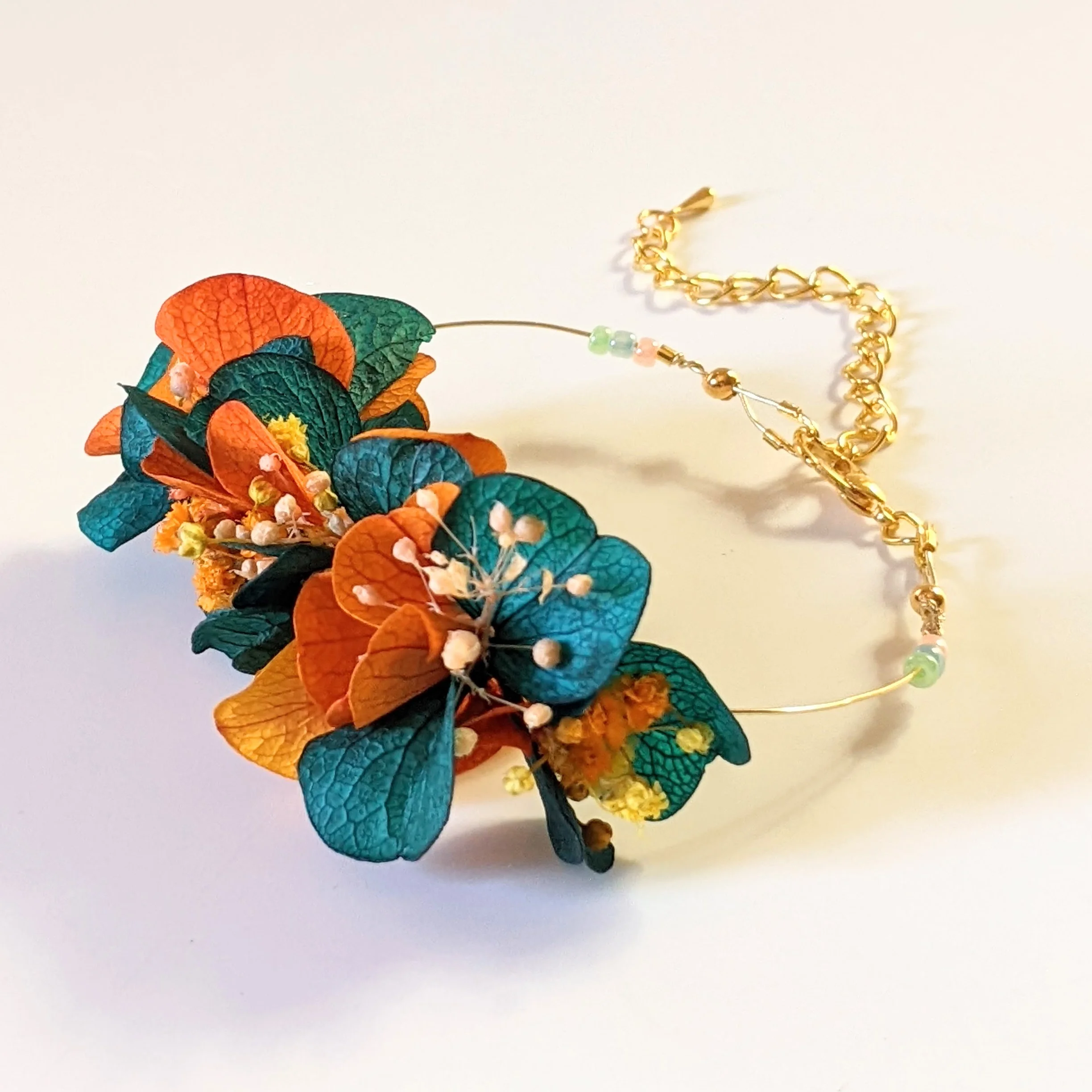 Bracelet artisanal en fleurs stabilisées oranges et bleues verts, Nila – Image 3