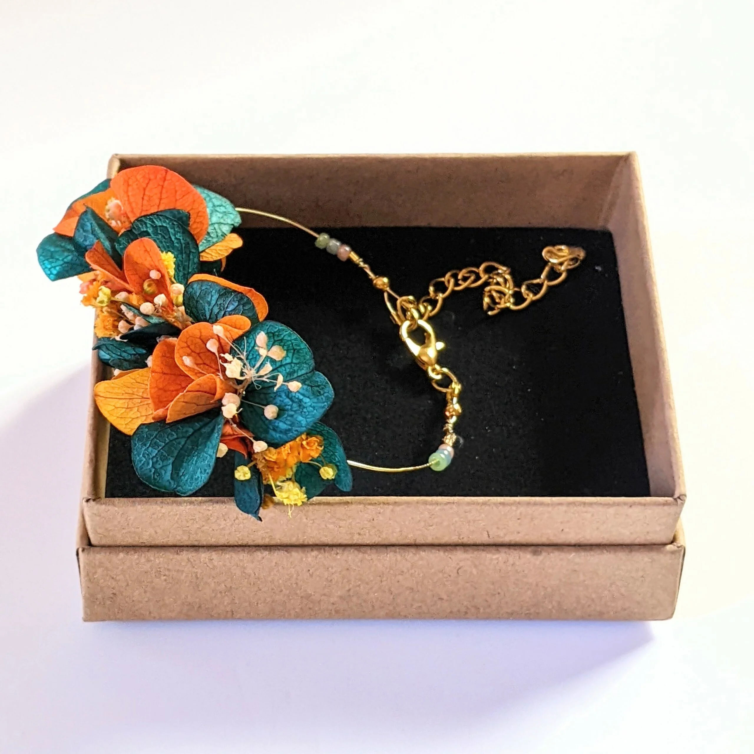 Bracelet artisanal en fleurs stabilisées oranges et bleues verts, Nila – Image 2