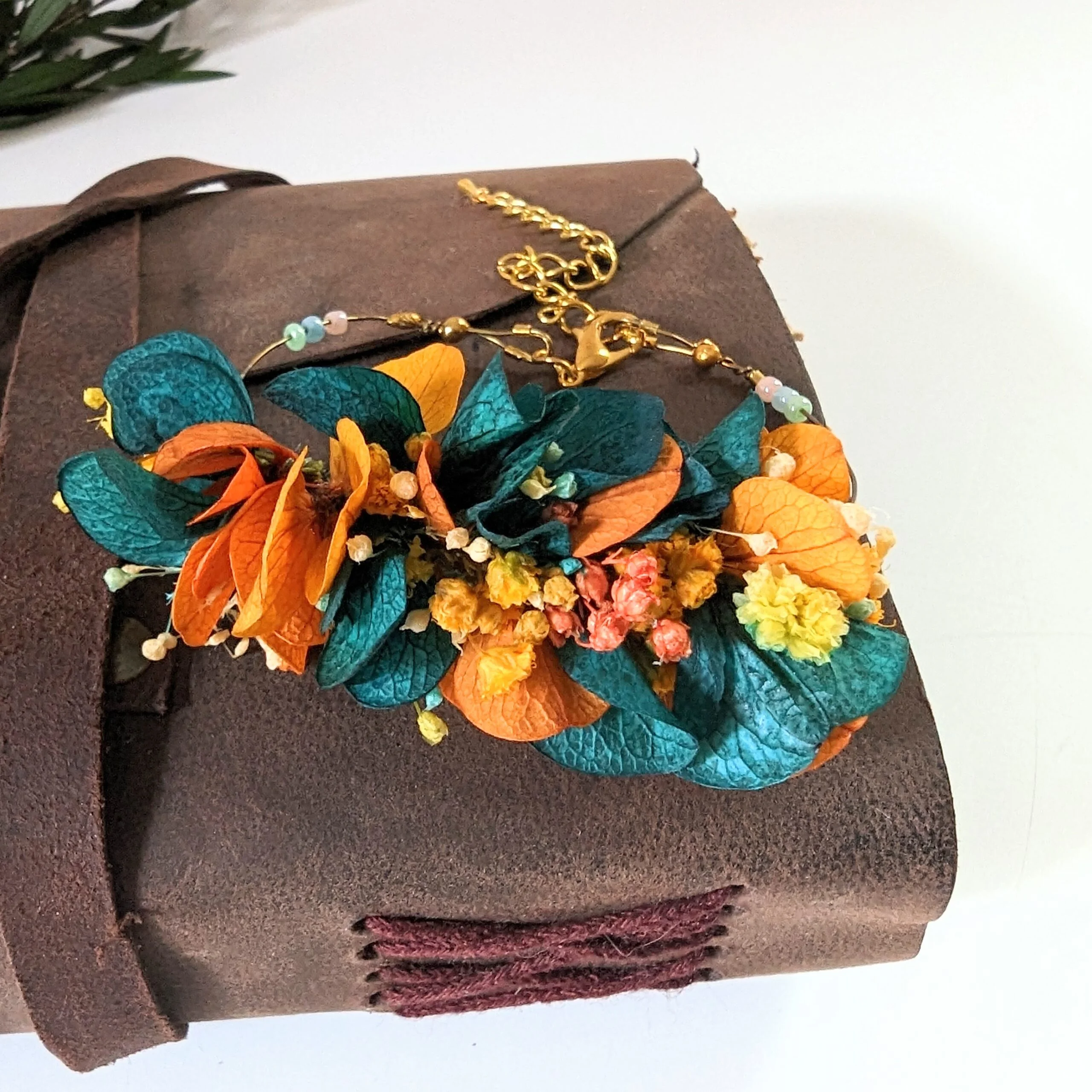 Bracelet artisanal en fleurs stabilisées oranges et bleues verts, Nila