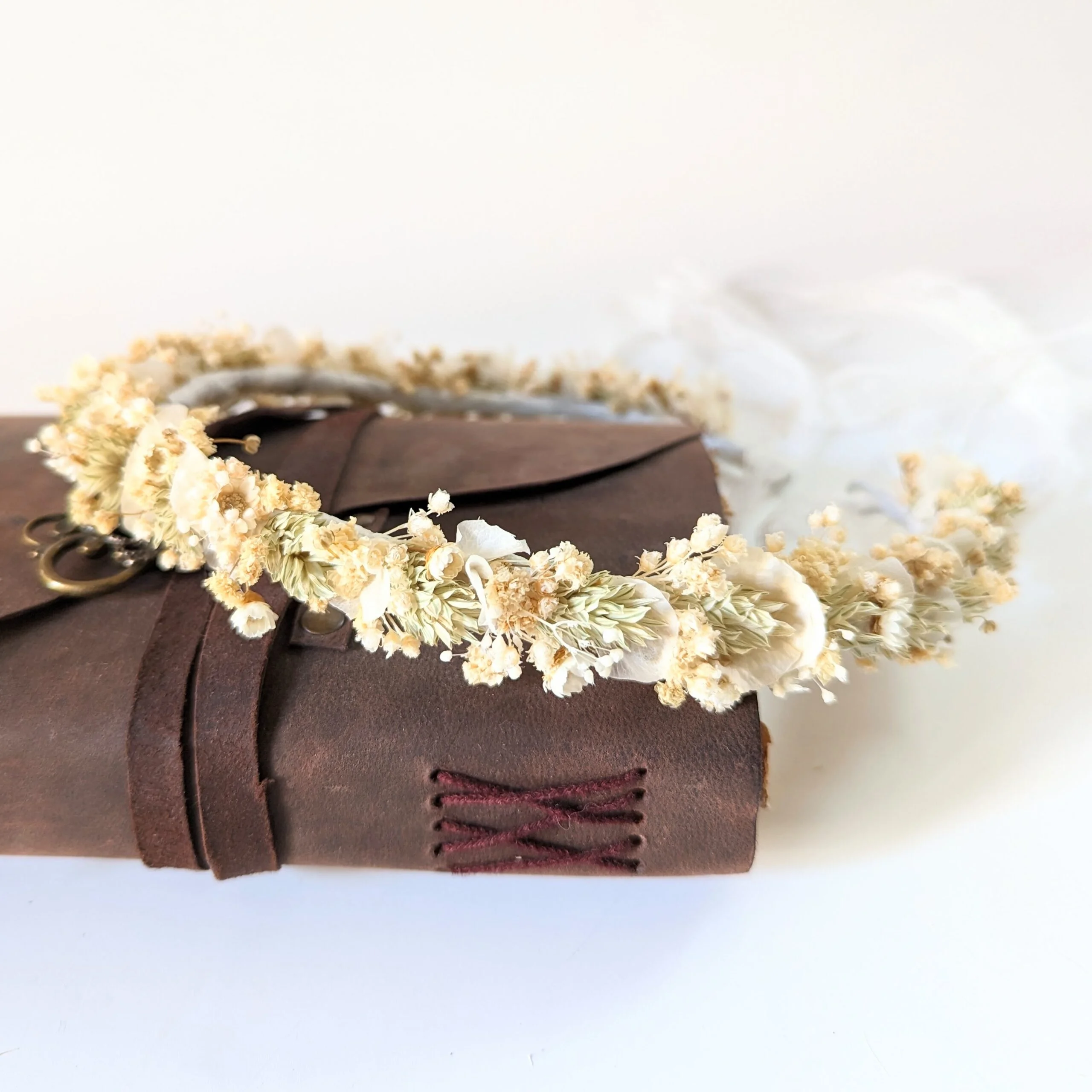 Couronne de cheveux en fleurs stabilisées beiges & dentelle fine, Luna – Image 3