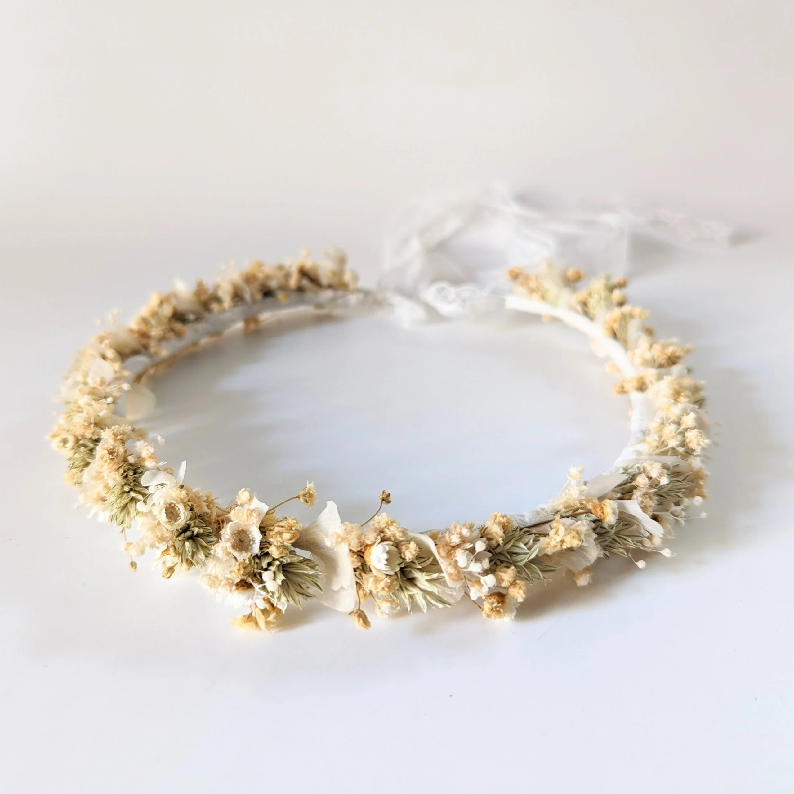 Couronne de cheveux en fleurs stabilisées beiges & dentelle fine, Luna – Image 2