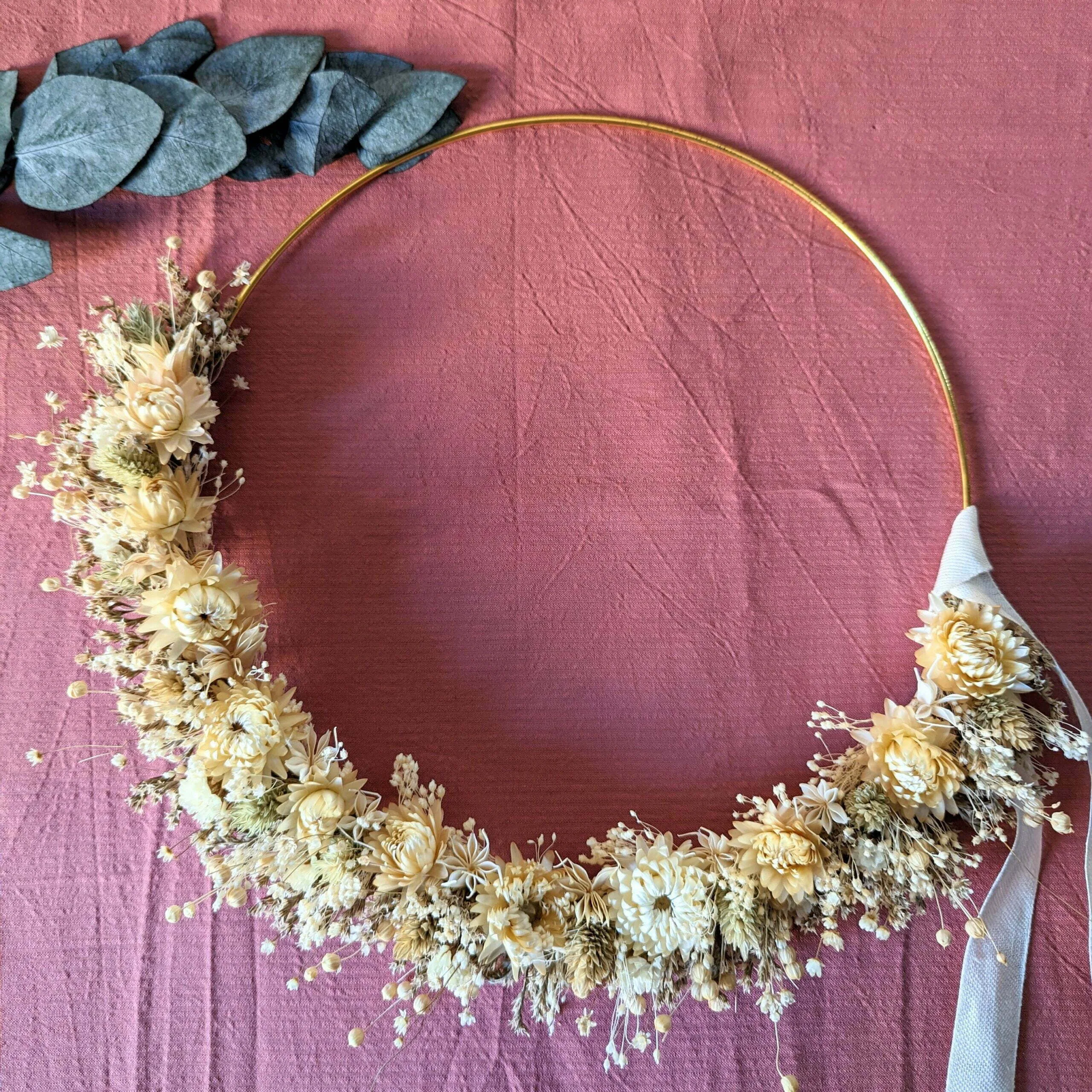 Couronne murale en fleurs séchées de couleurs beiges naturelles, Luna – Image 4