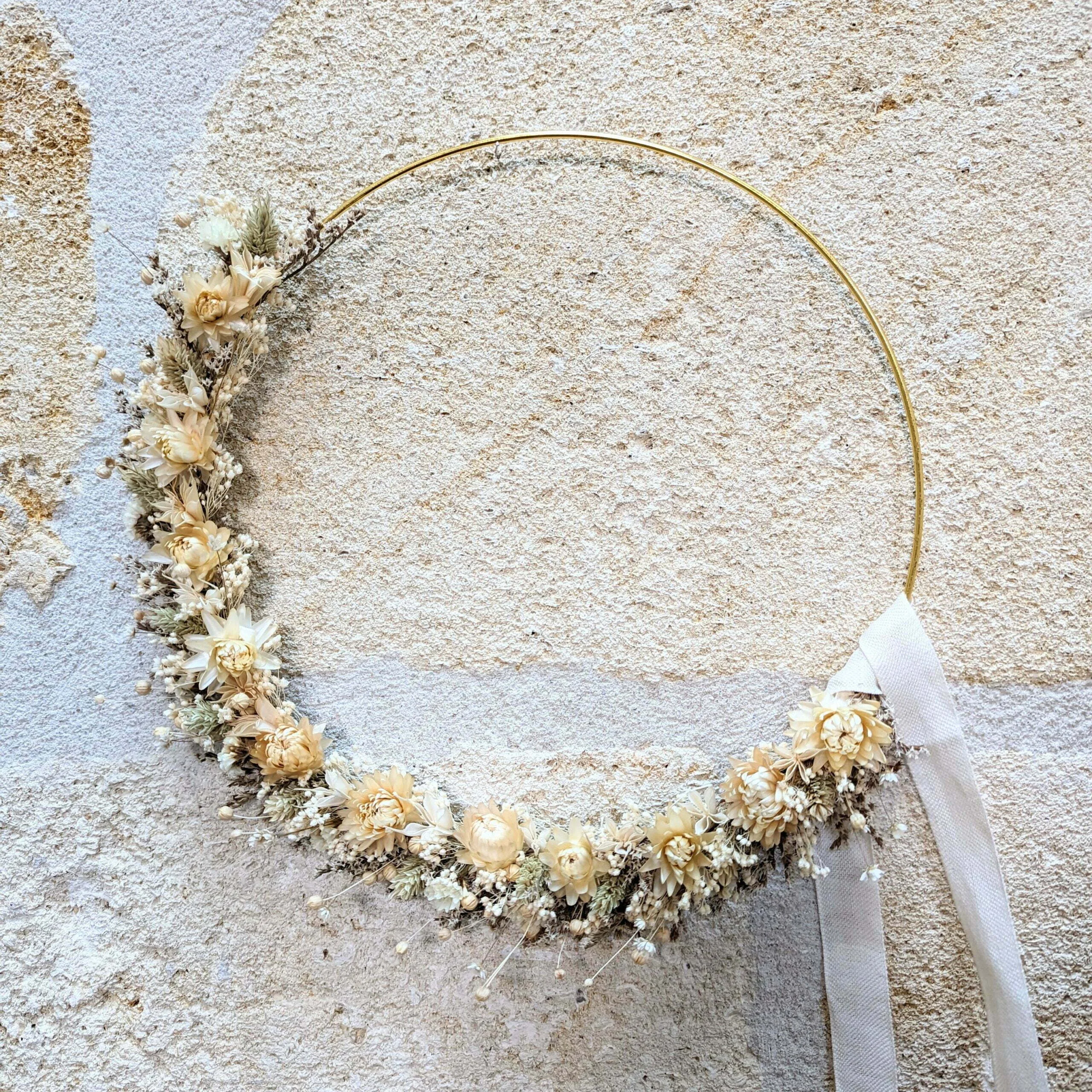 Couronne murale en fleurs séchées de couleurs beiges naturelles, Luna – Image 3