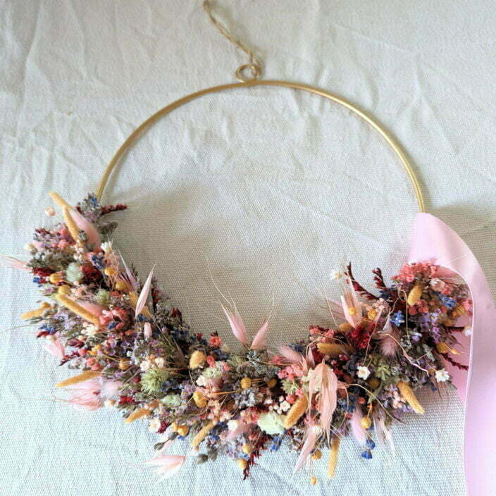 Couronne murale de fleurs séchées dans les tons roses, Rossy 3