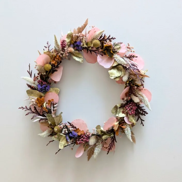 Couronne murale de fleurs séchées et stabilisées naturelles dans les tons roses, Rossy – Image 2