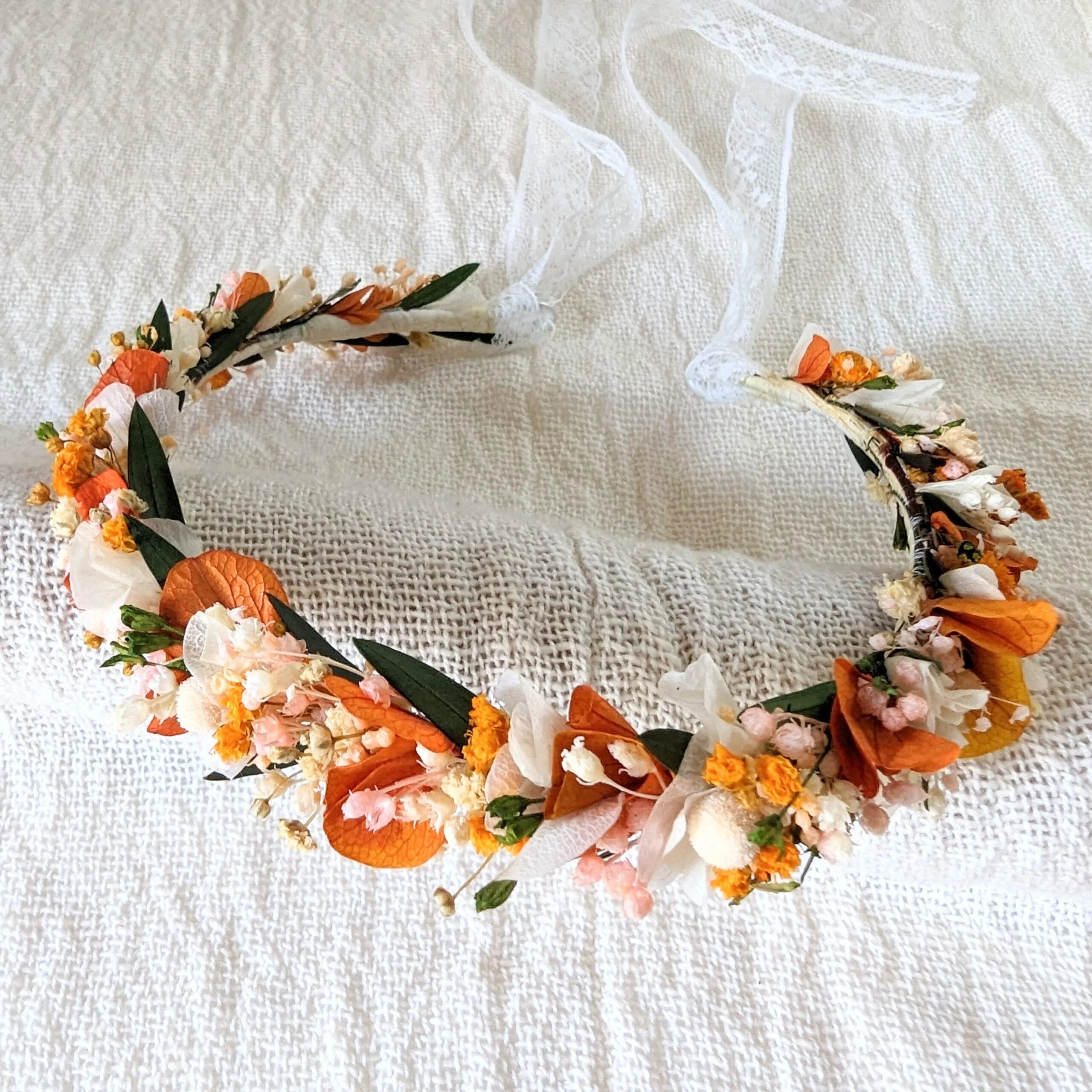 Demi-couronne de cheveux en fleurs stabilisées orangées & dentelle fine, Chloé