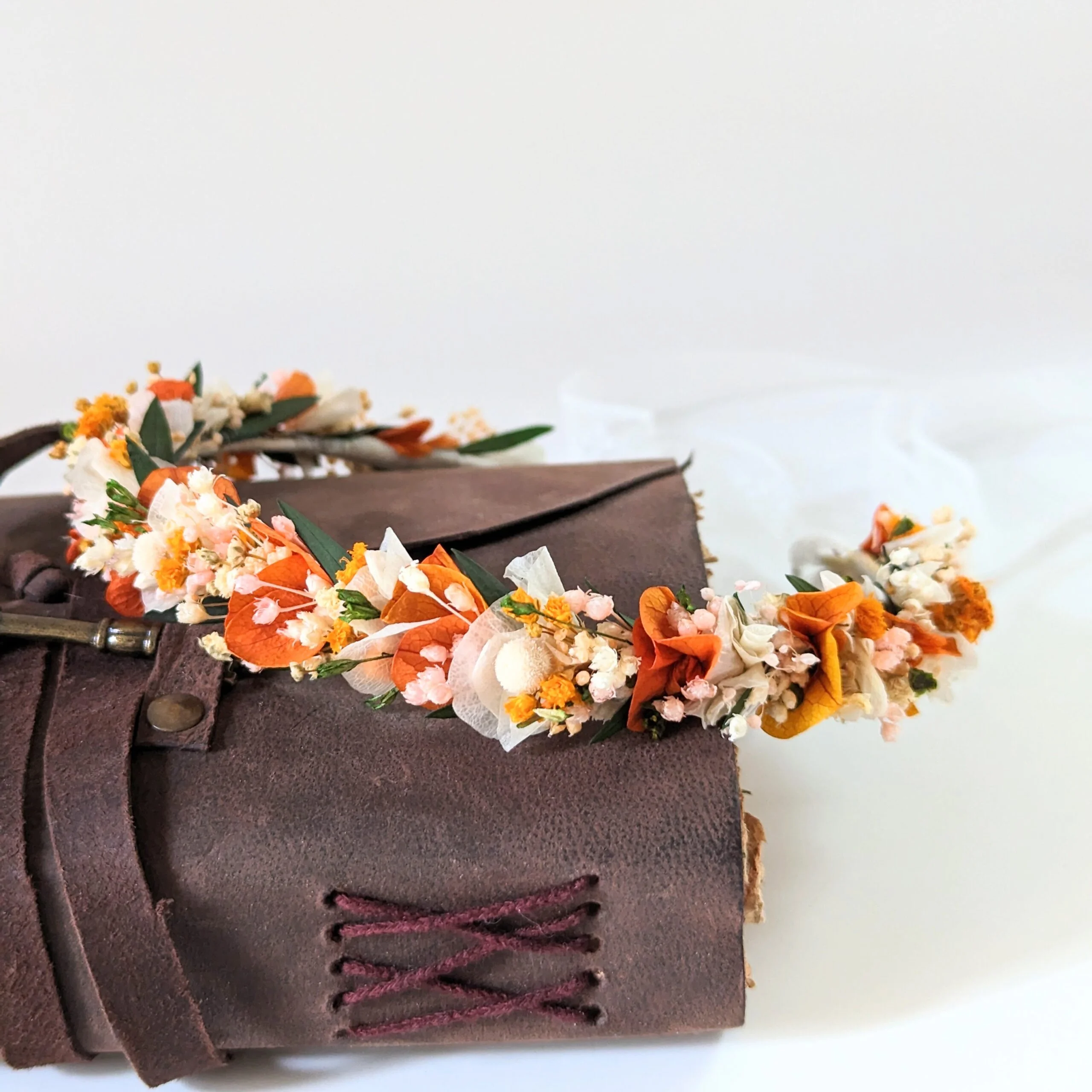Demi-couronne de cheveux en fleurs stabilisées orangées & dentelle fine, Chloé – Image 4