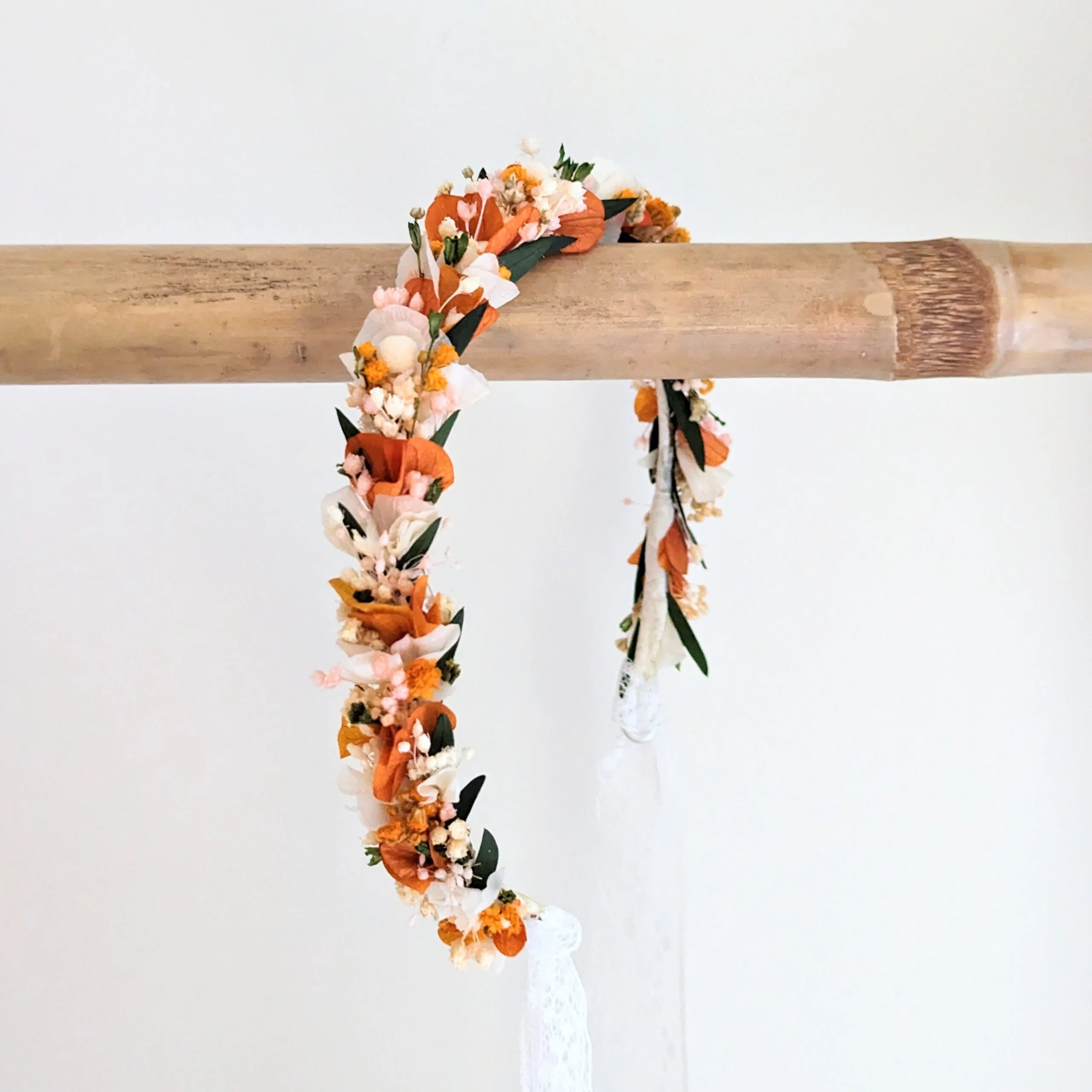 Demi-couronne de cheveux en fleurs stabilisées orangées & dentelle fine, Chloé – Image 2