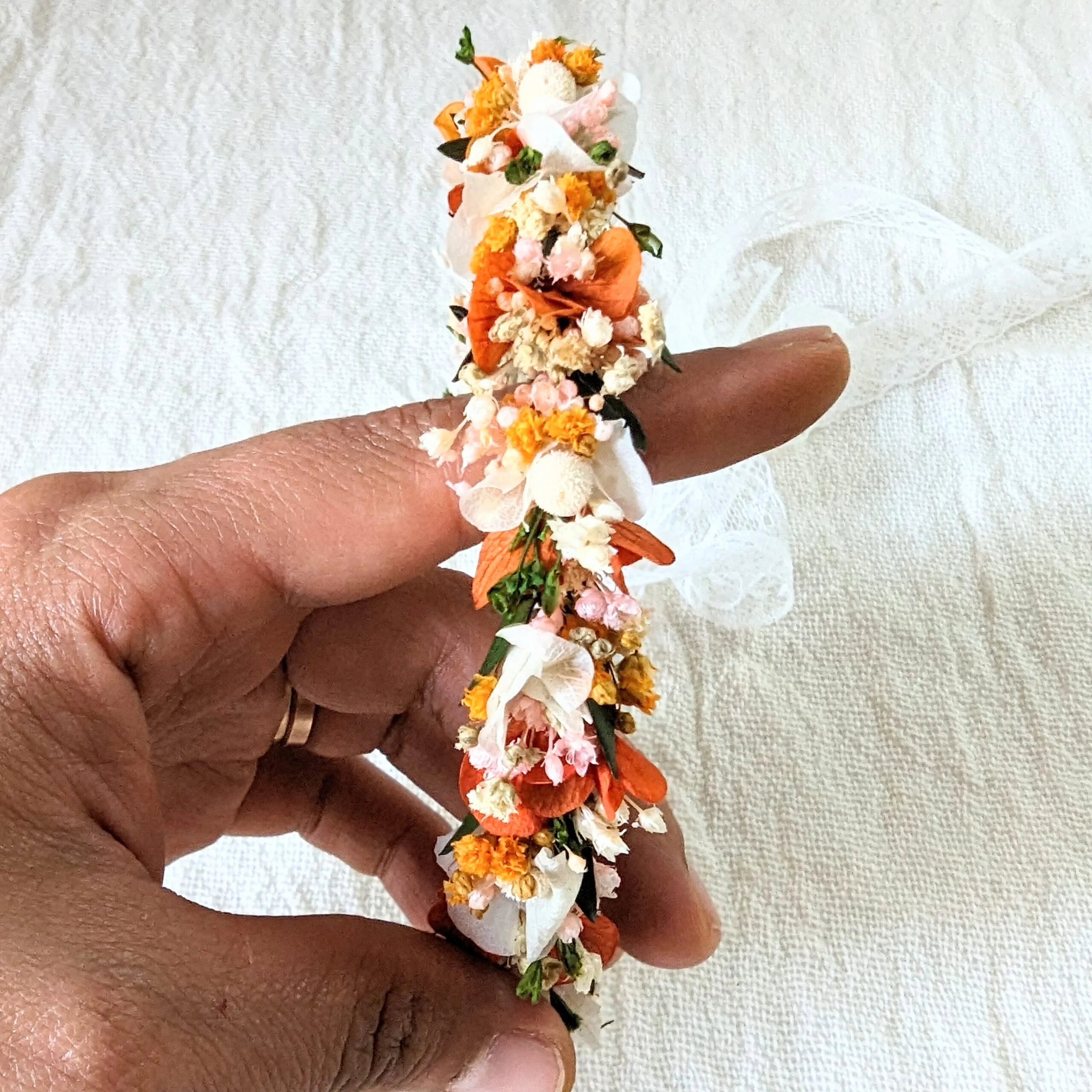 Demi-couronne de cheveux en fleurs stabilisées orangées & dentelle fine, Chloé – Image 3
