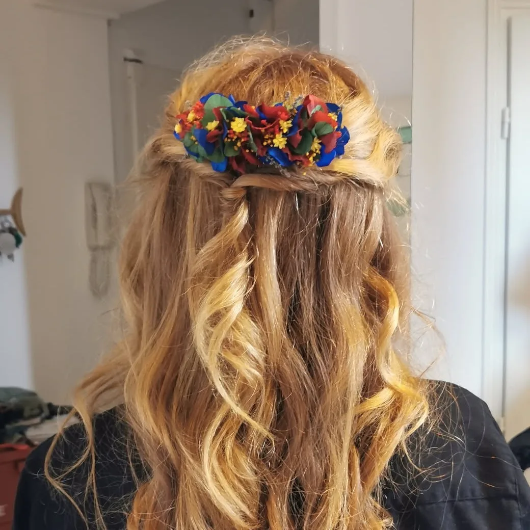 Peigne à cheveux fleuri pour coiffure de mariage en fleurs stabilisées, Majorel – Image 4
