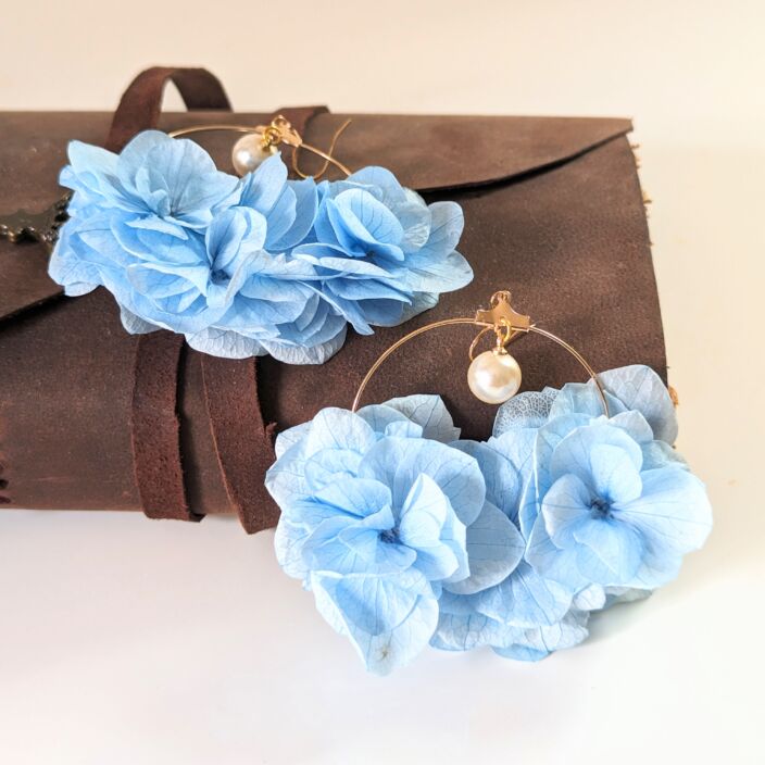 Boucles d’oreilles créoles en hortensias stabilisés bleu ciel, Jennifer – Image 4