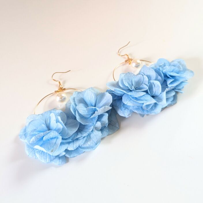 Boucles d’oreilles créoles en hortensias stabilisés bleu ciel, Jennifer 2