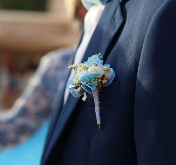 Boutonnière de marié artisanale en fleurs séchées & stabilisées bleu ciel, Jennifer 3