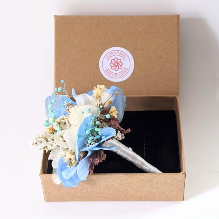 Boutonnière de marié artisanale en fleurs séchées & stabilisées bleu ciel, Jennifer 2