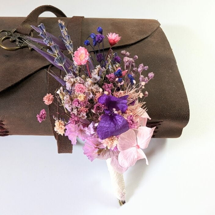 Boutonnière de marié artisanale en fleurs séchées & fleurs stabilisées violacées, Violette