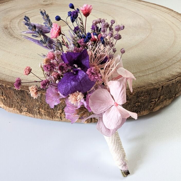 Boutonnière de marié artisanale en fleurs séchées & fleurs stabilisées violacées, Violette 2