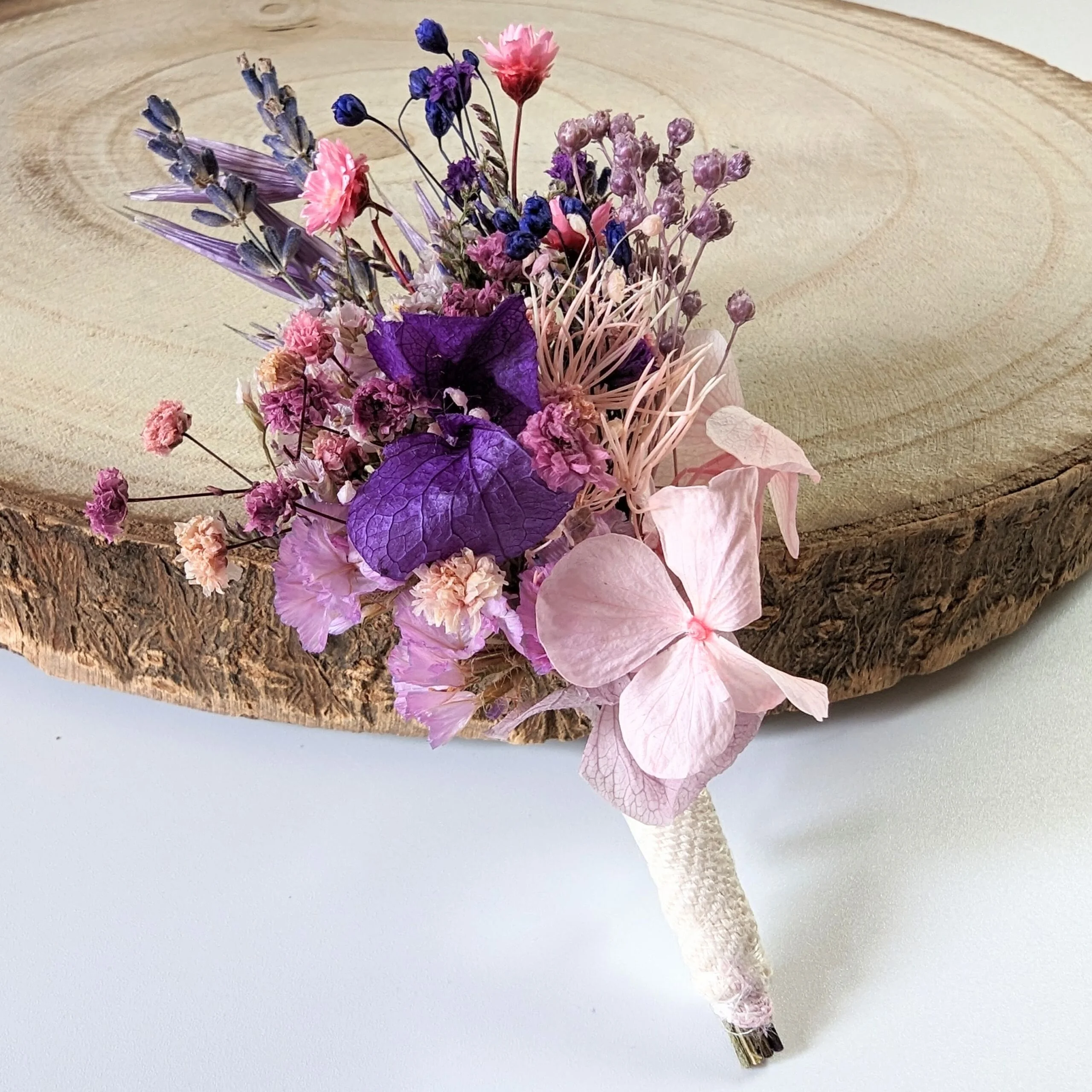 Boutonnière de marié artisanale en fleurs séchées & fleurs stabilisées violacées, Violette – Image 2