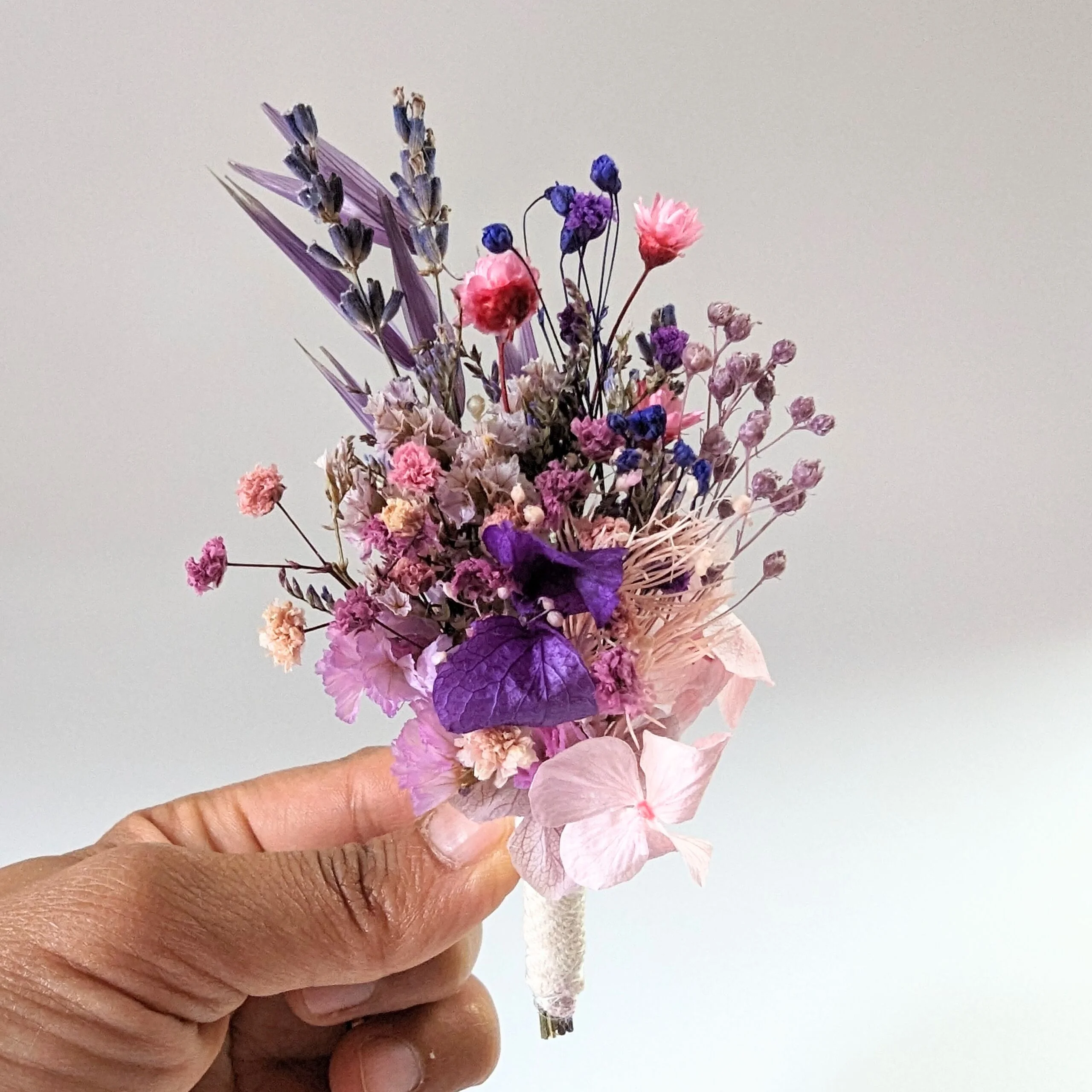 Boutonnière de marié artisanale en fleurs séchées & fleurs stabilisées violacées, Violette – Image 3