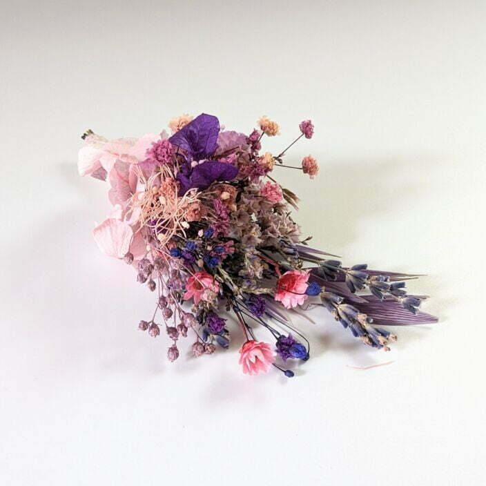 Boutonnière de marié artisanale en fleurs séchées & fleurs stabilisées violacées, Violette 4