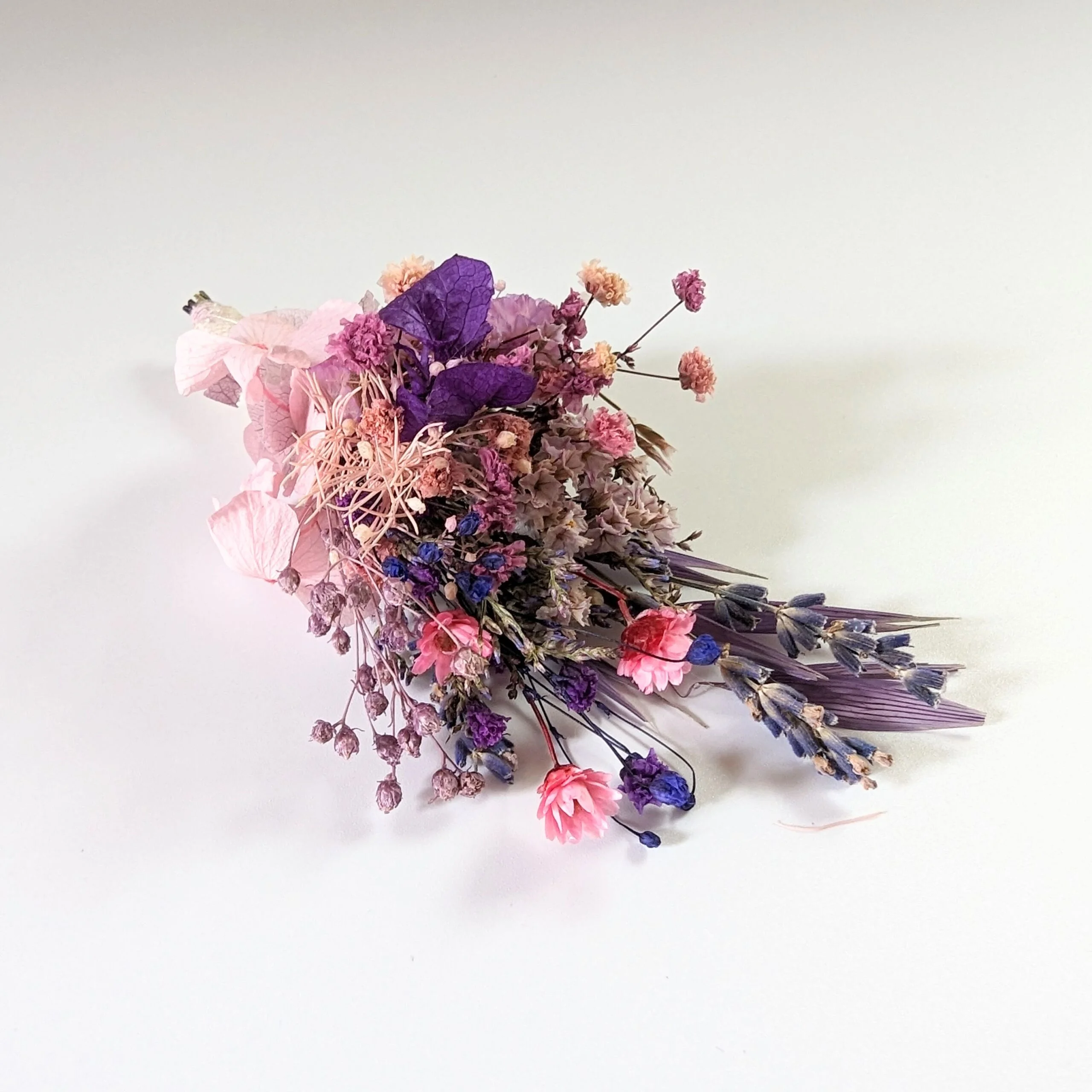 Boutonnière de marié artisanale en fleurs séchées & fleurs stabilisées violacées, Violette – Image 4