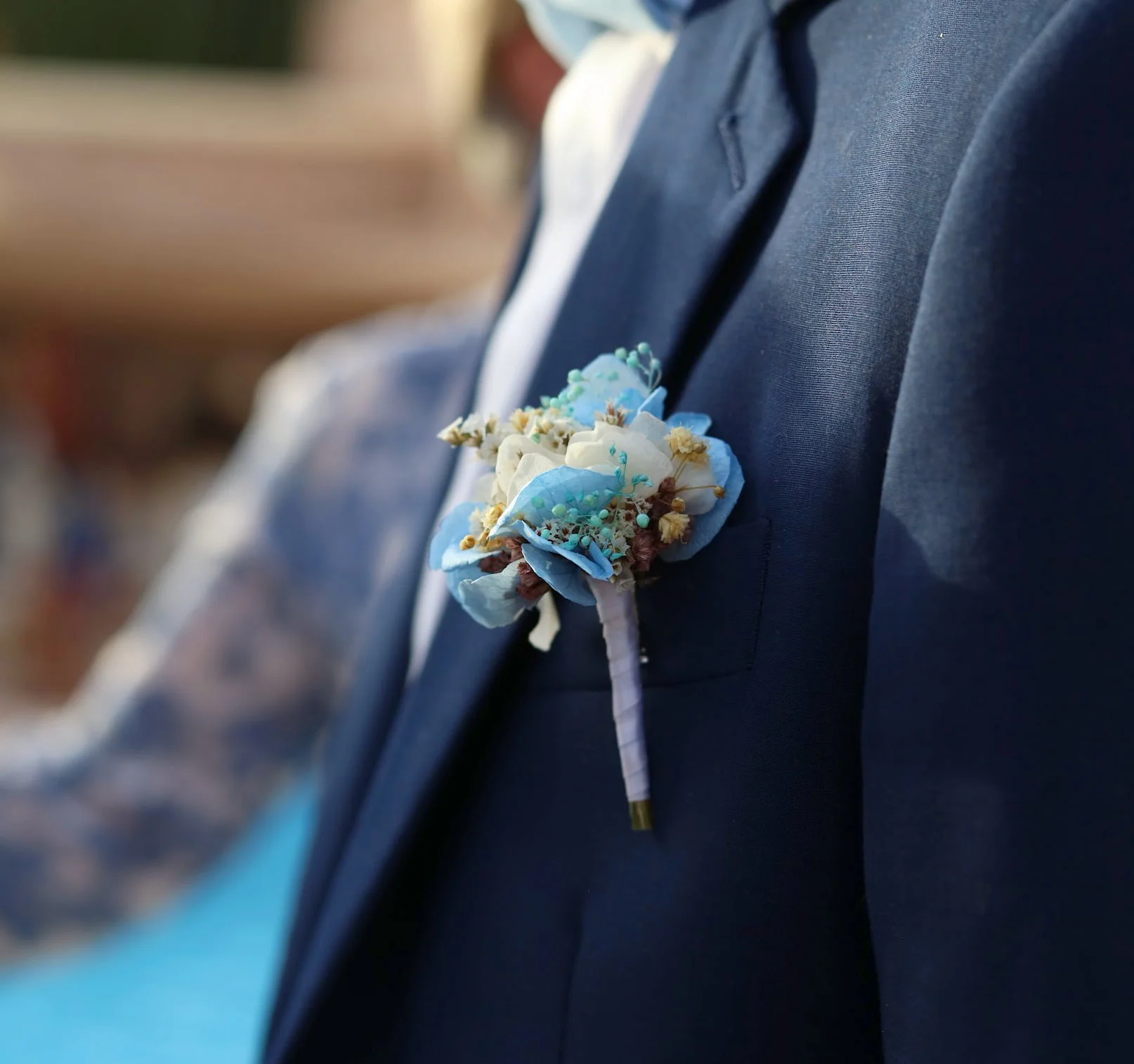 Boutonnière de marié artisanale en fleurs séchées & stabilisées bleu ciel, Jennifer – Image 3