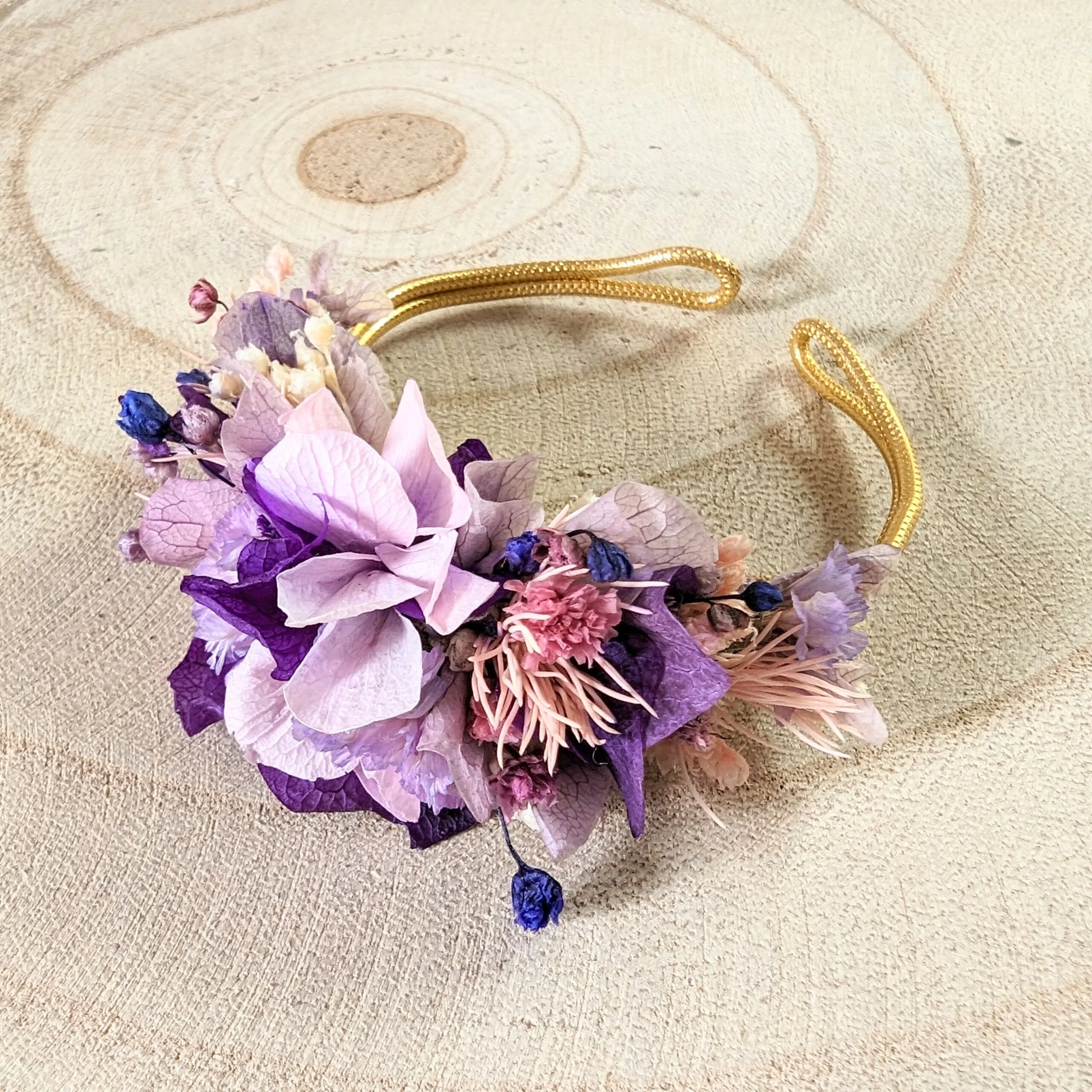 Bracelet artisanal en fleurs stabilisées & séchées violacées, Violette – Image 2