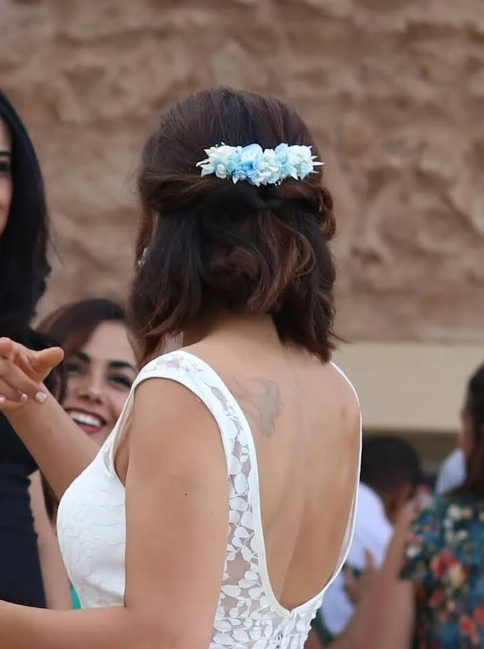 Peigne à cheveux fleuri pour coiffure de mariage avec fleurs stabilisées bleu ciel et perles, Jennifer – Image 4